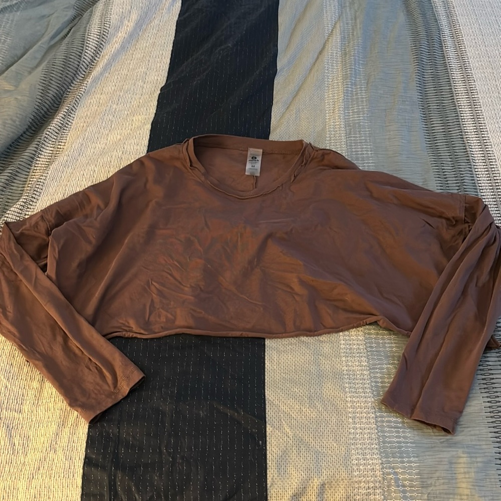 Lightweight cropped long sleeve tee